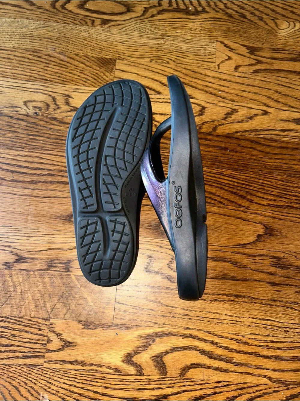 OOFOS Women’s OOriginal Metallic Purple Black Recovery Sandals Size 9